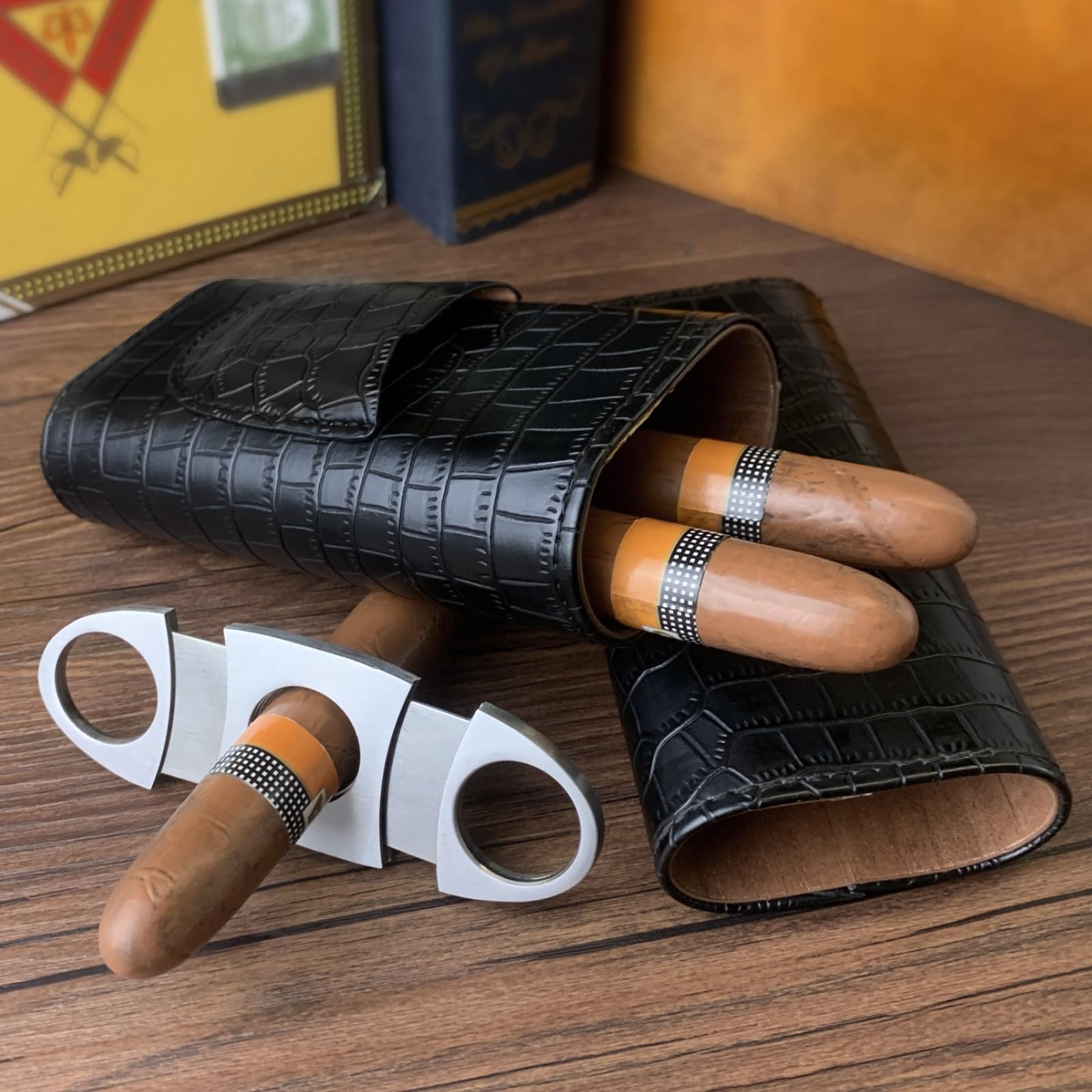 3-Finger Cigar Case with Cutter Crocodile Pattern Leather Cigar Humidor Case Portable Travel Cigar Case for Men